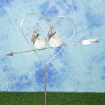 Steinvogelpaar im Herz am Stab